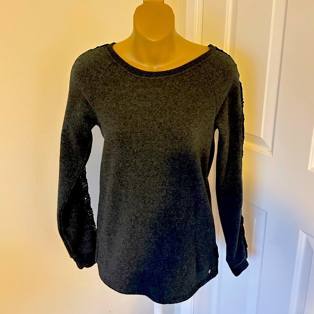 Fabletics Maura open back Crochet sleeve top